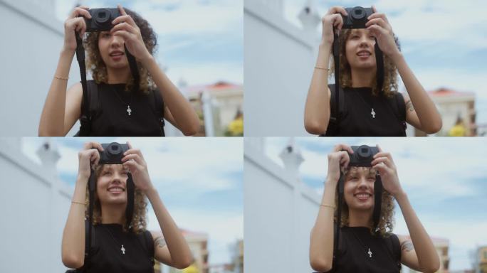 在曼谷的老庙，穿着黑色衬衫的快乐女子微笑着用照相机拍照。
