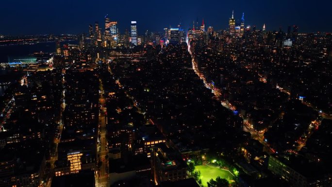 夜晚纽约市鸟瞰图。纽约摩天大楼街的视角。