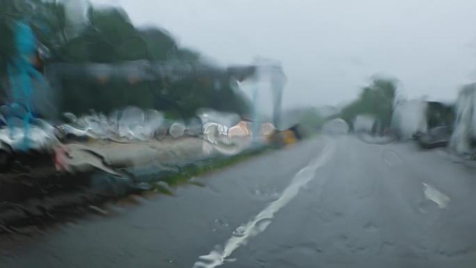 由于大雨，桥隧道路上的水位上升:在弗吉尼亚州的暴风雨中行驶的汽车。驾驶牌照，POV汽车司机