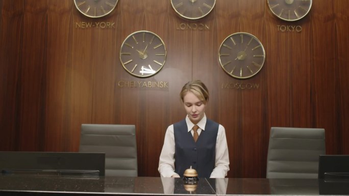 女接待员在酒店大堂使用数码平板电脑
