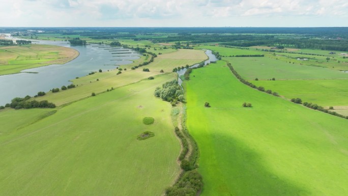 鸟瞰荷兰乌得勒支Bovenpolder河畔的河流和洪泛平原