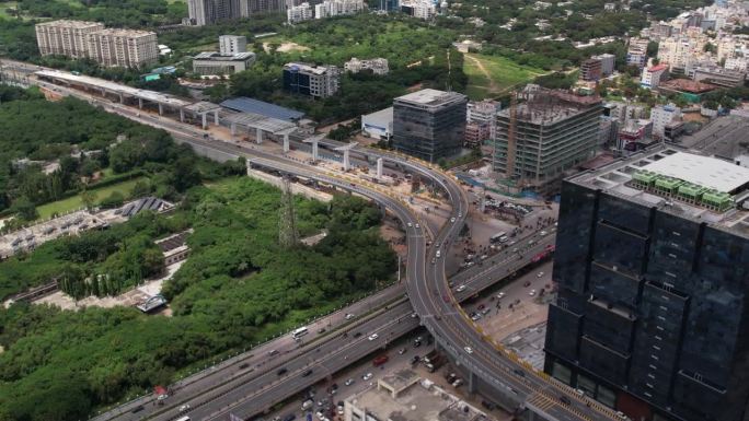 这条高速公路穿过浦那、索拉普尔、海得拉巴、苏里亚佩特等美丽的地区。这条四车道的高速公路迅速穿过特伦加