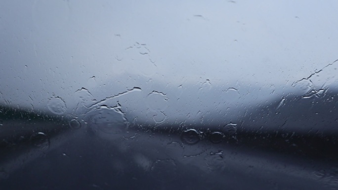 高速路上的雨