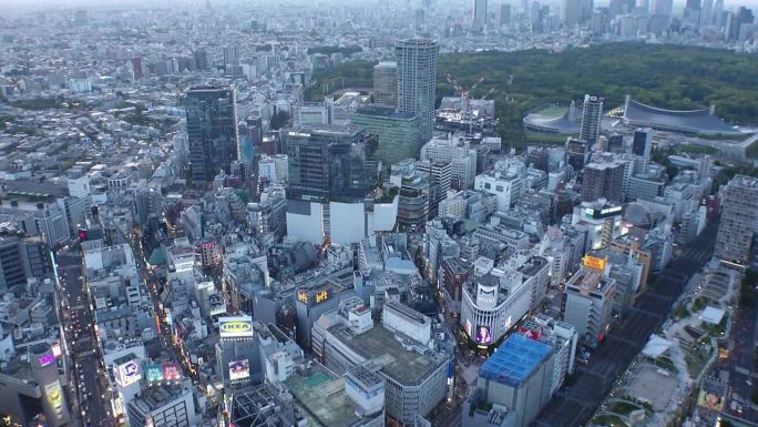 东京，日本:夕阳下涩谷和新宿地区的航拍延时拍摄。