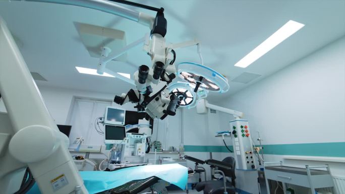 手术室仅供神经外科手术使用。离开宽敞的空房间，走进大厅。
