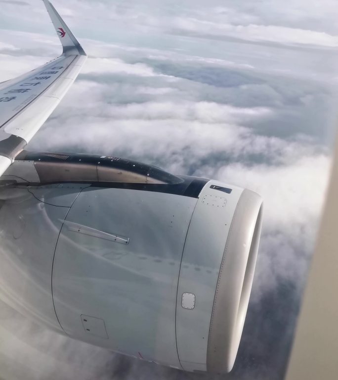 从飞机窗口看风景很美  引擎 飞机