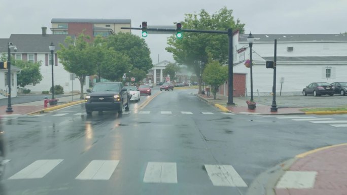 飓风的威力和汽车在雨中行驶。多佛尔市中心的阴雨天气。驾驶牌照，道路POV