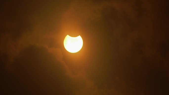 2023年10月14日，透过云层的日食开始。