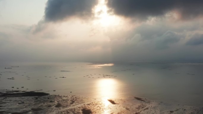 4K航拍阳江海陵岛瓦晒湾海边人们在赶海