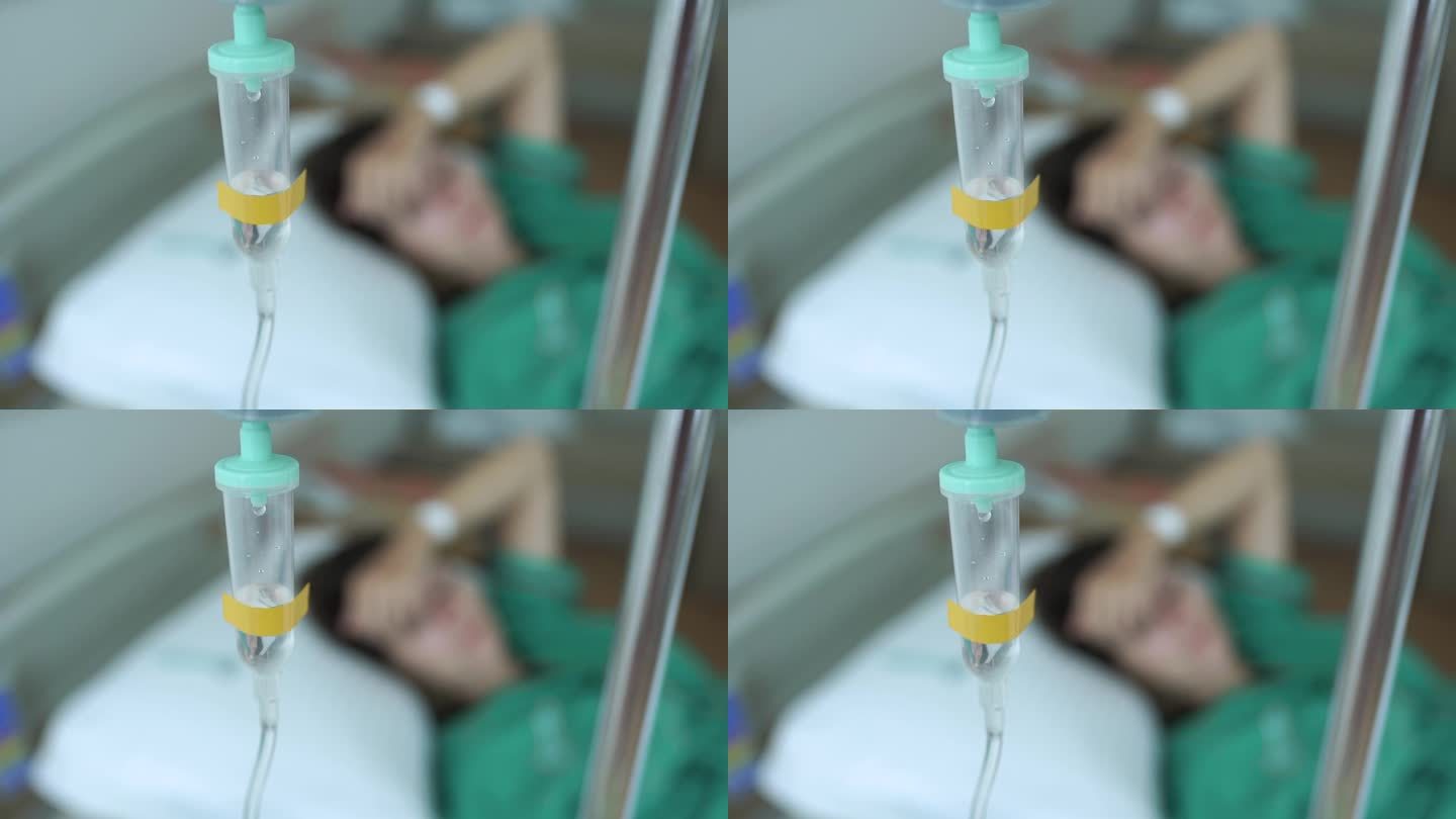 躺在医院病床上接受输液治疗的年轻女病人