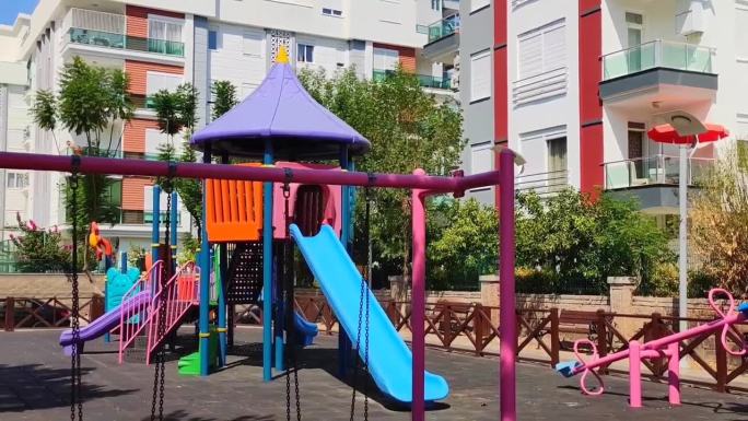 2023年7月11日，土耳其安塔利亚。儿童多色户外娱乐和发展综合体，有滑梯和秋千