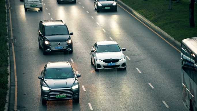 傍晚科技园下班车辆道路行驶