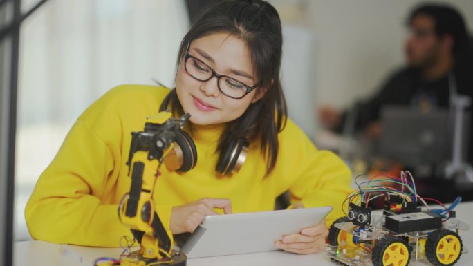 青少年的作品和在实验室测试微型机器人。技术与创新理念。