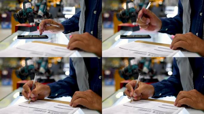 在一家五金店，一个面目全非的推销员一边写发票，一边用智能手机计算