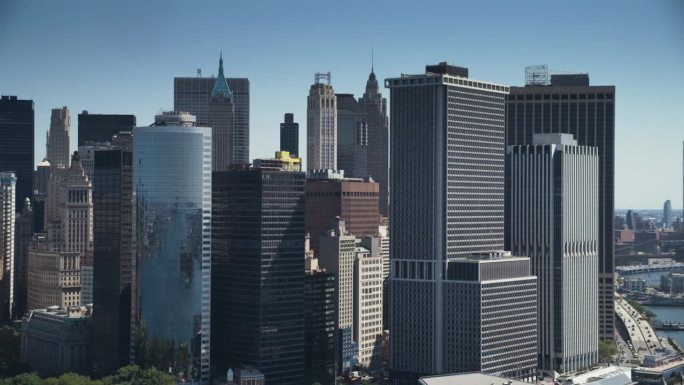 曼哈顿下城建筑鸟瞰图。从直升机上拍摄华尔街金融区全景。东河水运办公建筑景观
