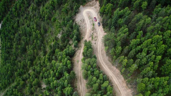 汽车行驶在盘山公路