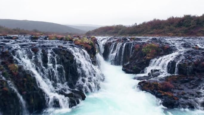 航拍:布拉福斯瀑布(Brúarfoss)从冰岛南部的黄金圈上落下的瀑布，非常风景如画，美丽的蓝色瀑布