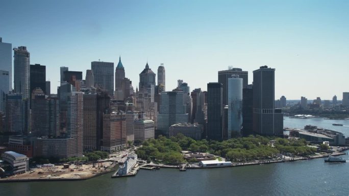 曼哈顿下城建筑鸟瞰图。从直升机上拍摄华尔街金融区全景。哈德逊河水运办公楼景观