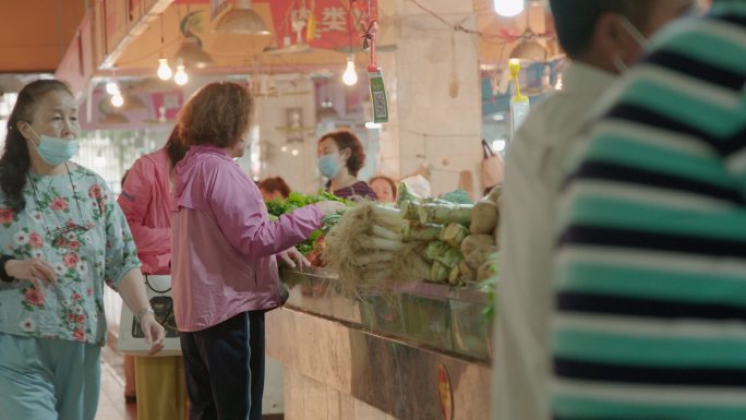 老人菜市场买菜卖菜挑菜