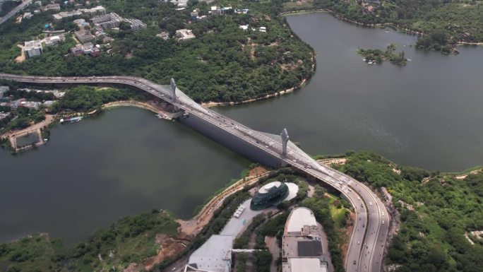 连接Jubilee Hills和Madhapur Durgam Cheruvu电缆桥的航拍画面，该项
