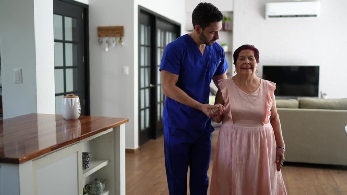 家庭护工帮助老年妇女在家里走路