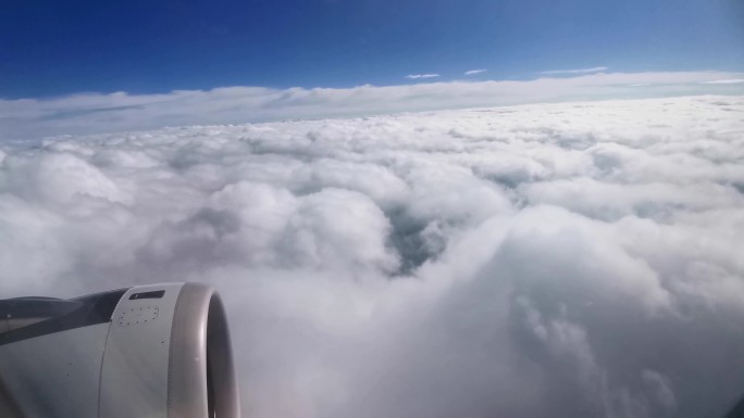 云在飞机下面快速移动