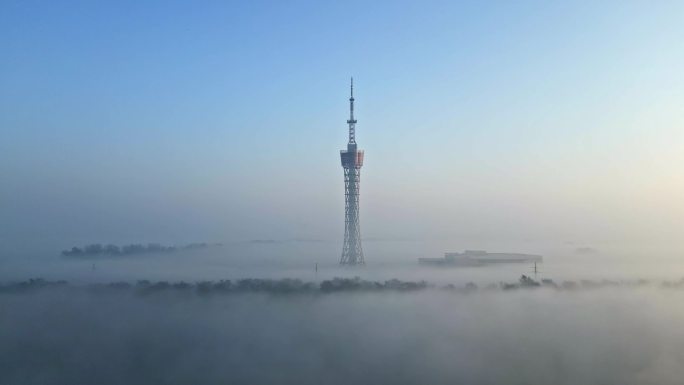 平流雾中电视塔和桥