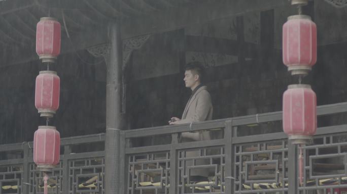 古镇男游客拍照 下雨古镇游玩