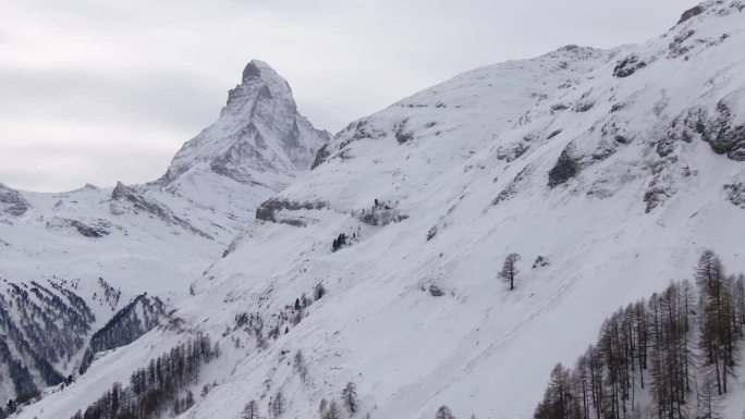揭示风景电影航拍无人机最著名的积雪覆盖山马特洪峰瑞士采尔马特10月11月重新鲜降雪冬季攀登高峰向左盘