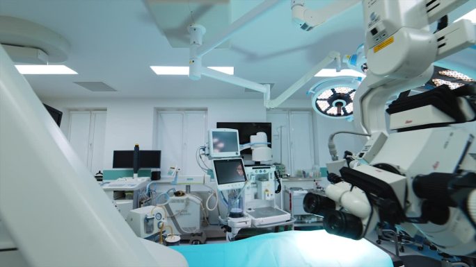 手术室创新科技医疗设备。现代诊所的神经外科手术室。