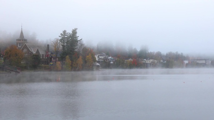 普莱西德湖的秋雾