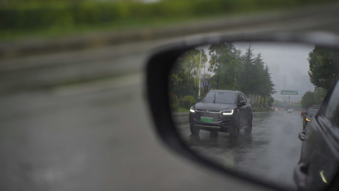 汽车雨天后视镜驾驶窗外汽车