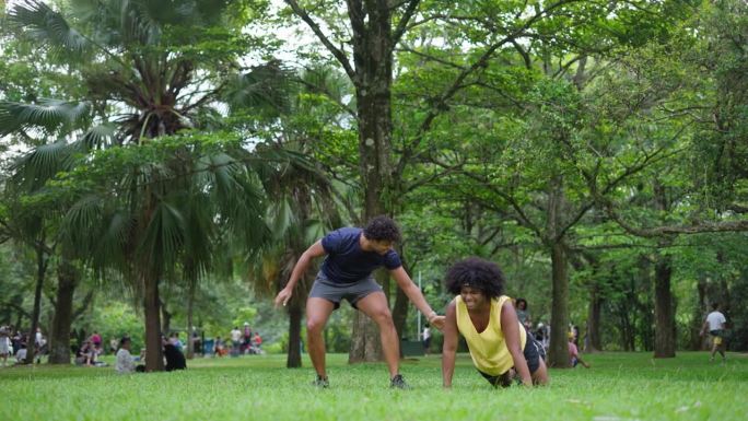 累了的男性朋友一起在公园跑步，都市健康生活方式，运动。激励劳累的朋友减肥