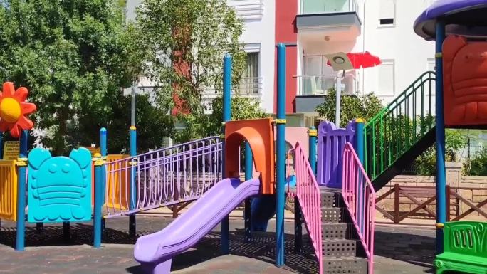 2023年7月11日，土耳其安塔利亚。儿童多色户外娱乐和发展综合体，有滑梯和秋千