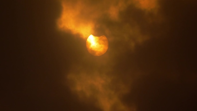 2023年10月14日，云后日环食开始的半影。