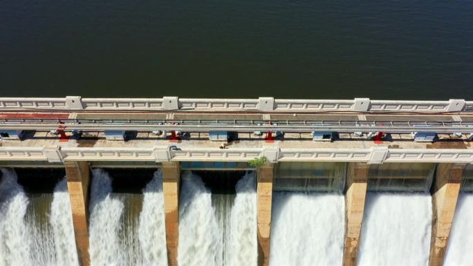 无人机，水坝和湖水用于发电，水库可再生能源和可持续电力。水电、桥梁、河流、瀑布、防洪闸鸟瞰图与工程师