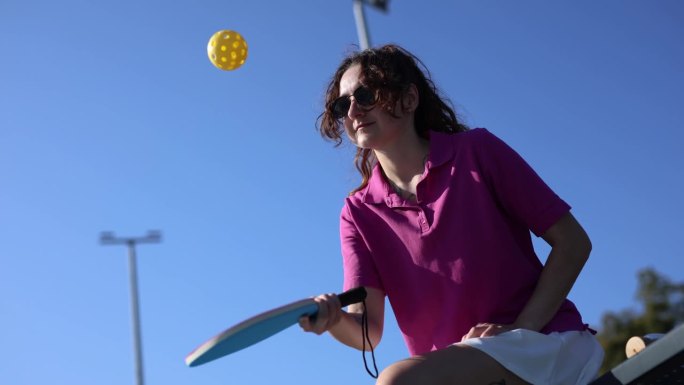 泡菜球运动员用带孔的塑料球和球拍杂耍