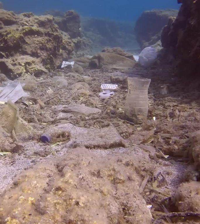 岩石海床上有大量的塑料和其他碎片污染海洋