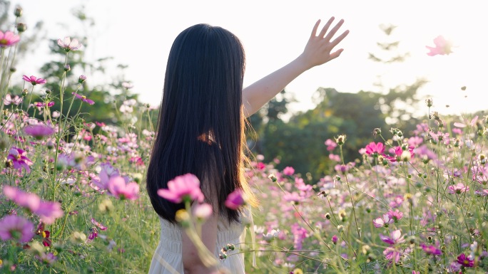 唯美女生伸手感受阳光