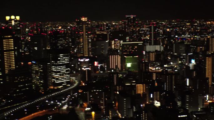 大阪，日本:大阪车站夜间鸟瞰图。