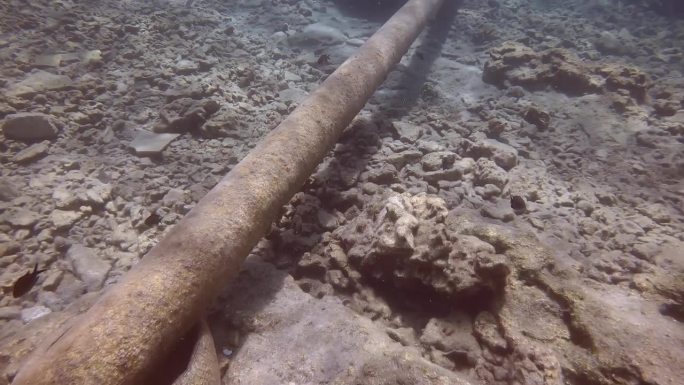 地中海岩礁上的海底管道俯视图