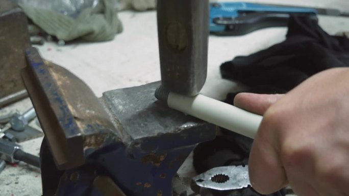 把铆钉锤入塑料的固定杆中并使其延伸。