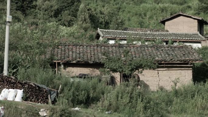 彝族贫困破败的房屋