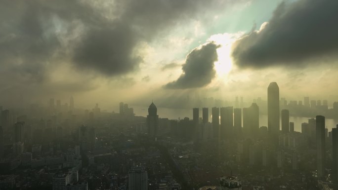 4K航拍武汉城市上空“丁达尔”晨光