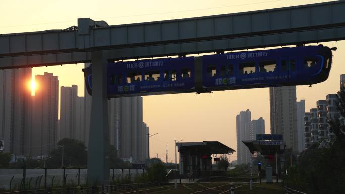 武汉城市立体轨道交通工具行驶的空轨列车