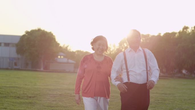 老头老太太老年人夫妻两口子夕阳散步牵手