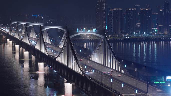 杭州城市夜景与繁忙交通车流