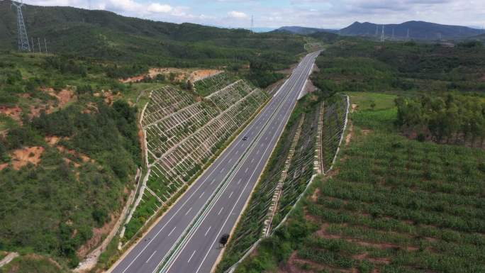 高速公路，高边坡航拍。