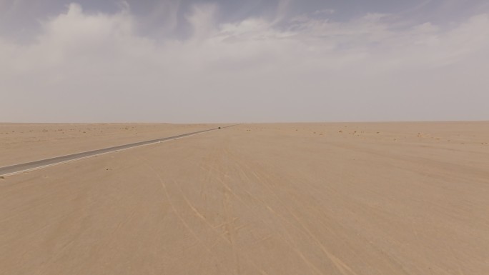 敦煌玉门关茫茫大漠沙漠上越野行驶的车