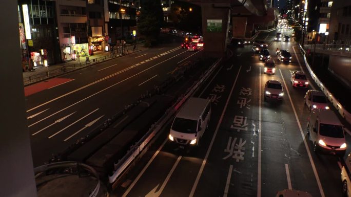 东京，日本:夜间街道交通(路口)鸟瞰图。